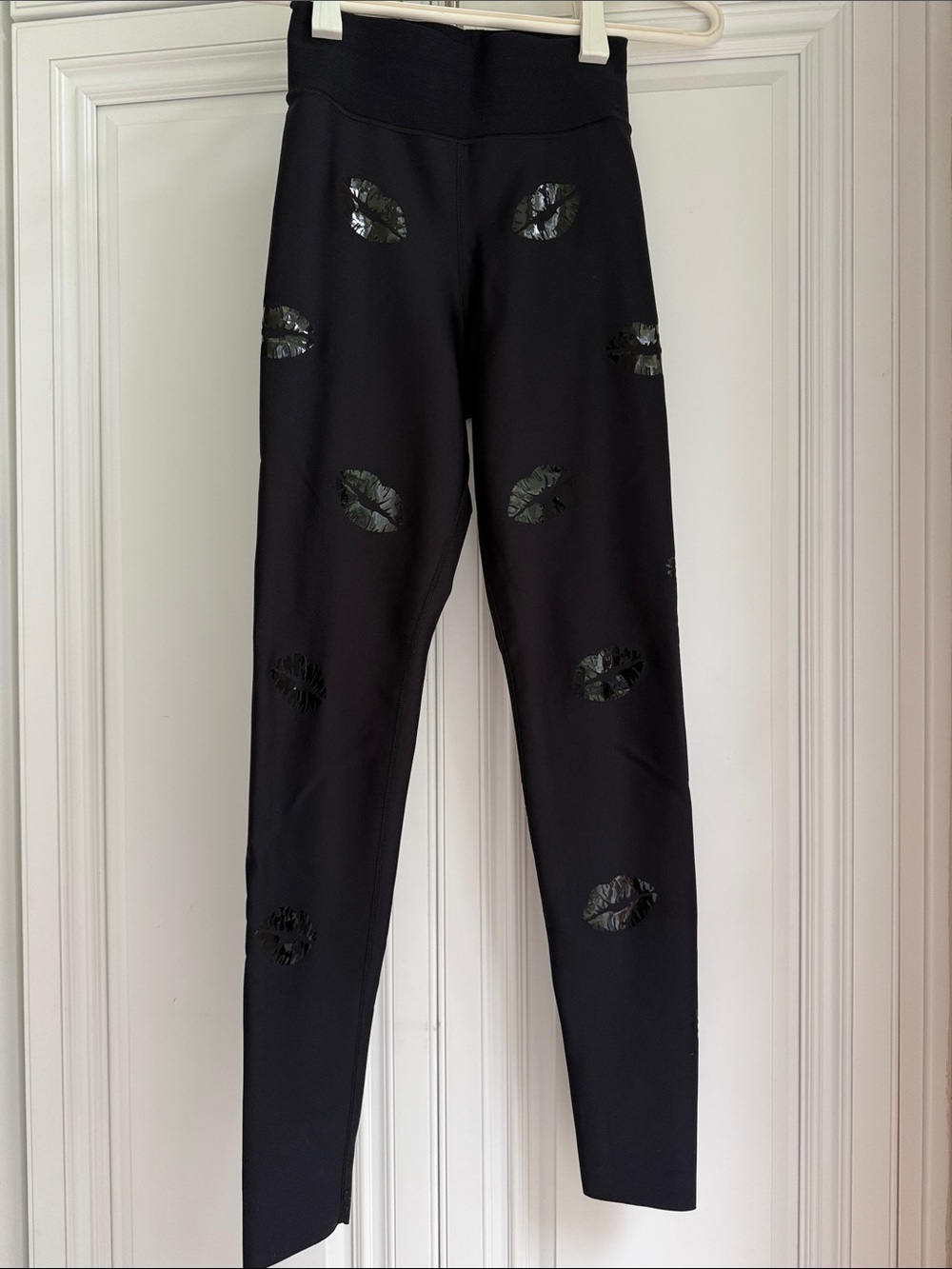 ultracor Black High-Waist Leggings with Glossy Lip Motif
